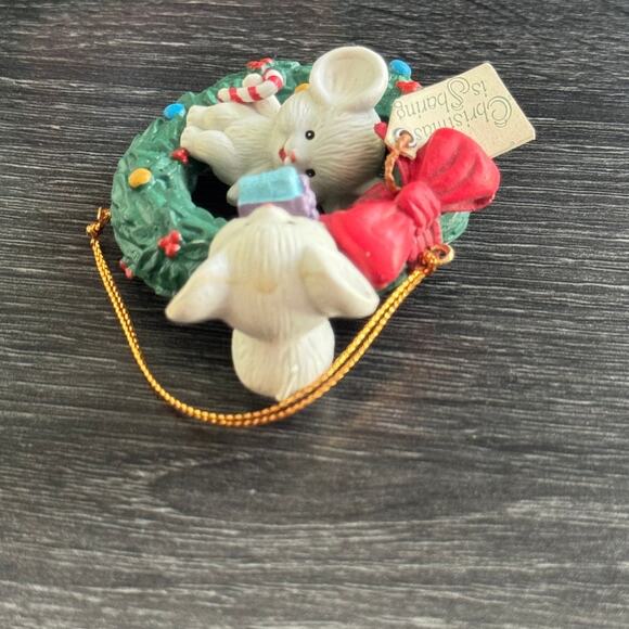 VTG 1992 Lustre Fame LTD Mouse Mice Christmas Is Sharing Ornament Wreath Bow - Picture 12 of 13